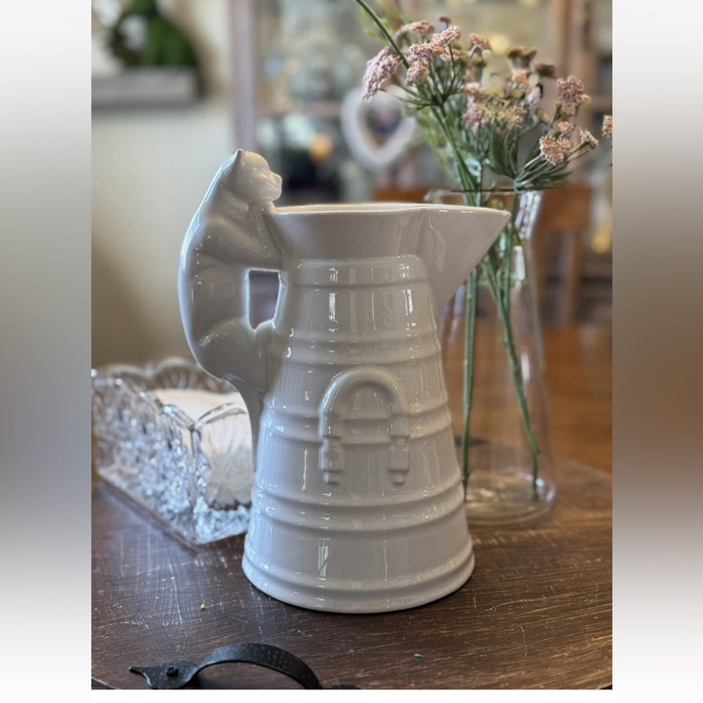 Williams Sonoma White Cat Pitcher Made in Italy Novelty Cottage Granny Core 9”